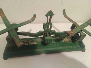 Balanza antigua de cocina verde para restaurar
