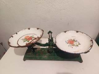 Balanza antigua de cocina verde para restaurar