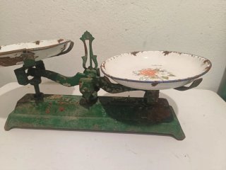 Balanza antigua de cocina verde para restaurar