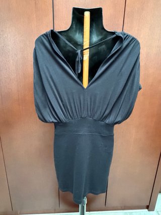 Vestido negro escotado