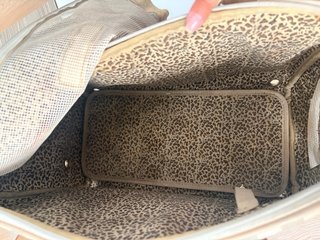 Bolso transportín cuadros beige y blanco