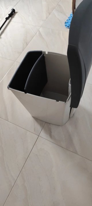 Cubo de basura beige y negro