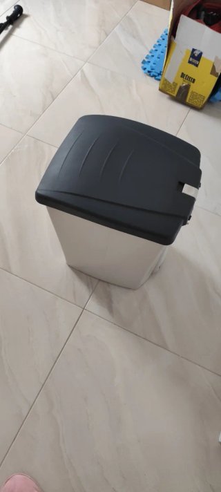 Cubo de basura beige y negro