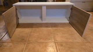 Mueble de salón blanco y madera