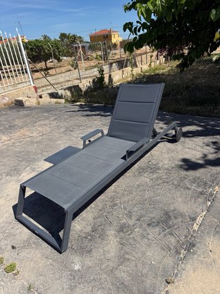 Tumbona de exterior gris con mesita