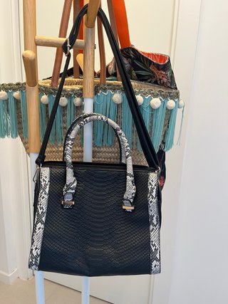 Bolso negro con serpiente