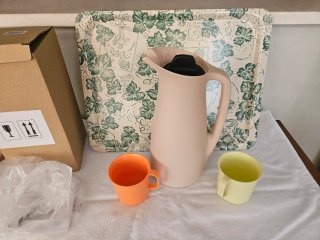 Jarra termo beige + 2 tazas colores + bandeja