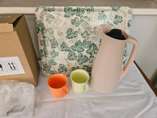 Jarra termo beige + 2 tazas colores + bandeja