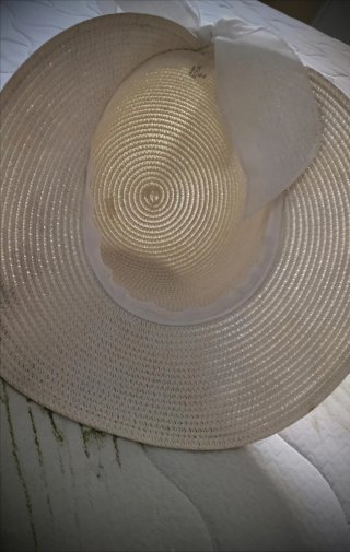 Bellissimo cappello da donna, leggero ed elegante.