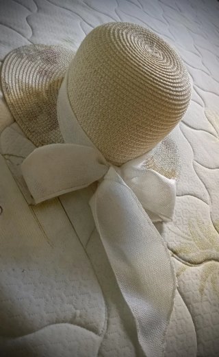 Bellissimo cappello da donna, leggero ed elegante.