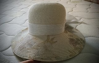Bellissimo cappello da donna, leggero ed elegante.