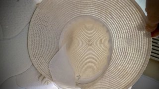 Bellissimo cappello da donna, leggero ed elegante.