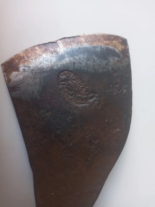 Hacha antigua de madera y metal
