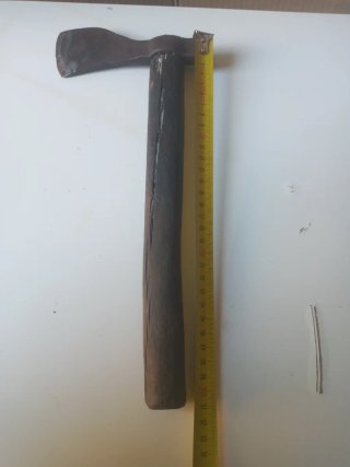 Hacha antigua de madera y metal