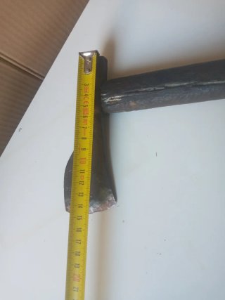 Hacha antigua de madera y metal