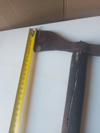 Hacha antigua de madera y metal