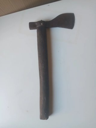 Hacha antigua de madera y metal