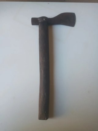 Hacha antigua de madera y metal