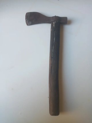 Hacha antigua de madera y metal