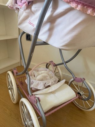 Carrito de bebé de juguete rosa