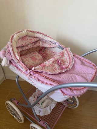 Carrito de bebé de juguete rosa