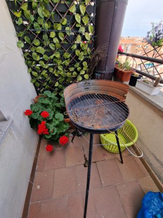 Parrilla metálica negra y marrón