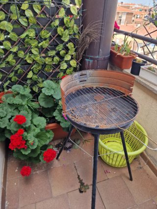 Parrilla metálica negra y marrón