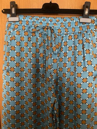 Traje Zara estampado plumas