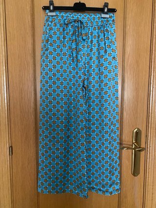 Traje Zara estampado plumas