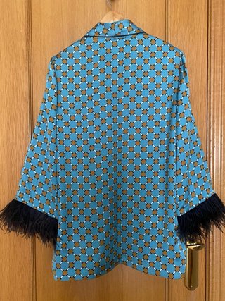 Traje Zara estampado plumas