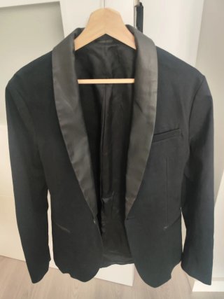 Americana negra con cuello de piel