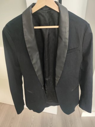 Americana negra con cuello de piel