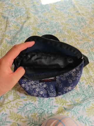 Riñonera Eastpak azul con estampado floral