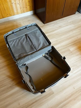 Maleta de viaje gris y beige