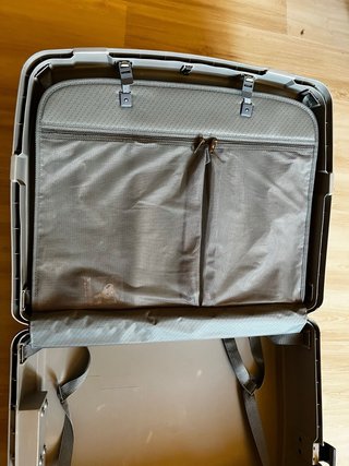 Maleta de viaje gris y beige