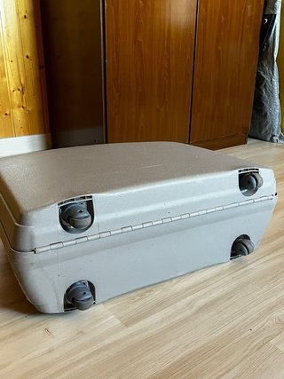 Maleta de viaje gris y beige