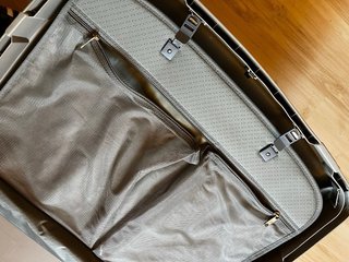 Maleta de viaje gris y beige