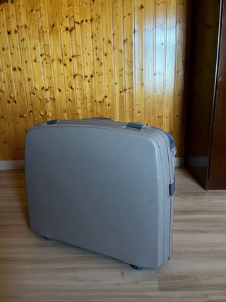 Maleta de viaje gris y beige