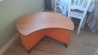 Mesa baja FAMA madera y tela naranja