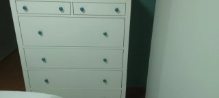 Cómoda de madera blanca con 6 cajones.
