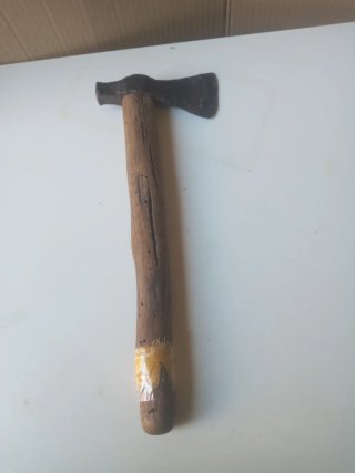 Hacha antigua con mango de madera