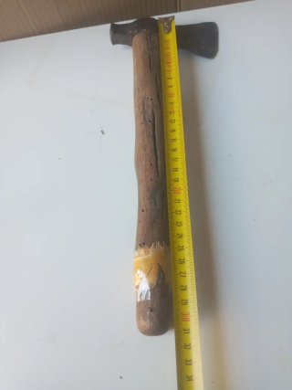 Hacha antigua con mango de madera