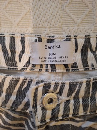 Pantalón corto Bershka estampado cebra