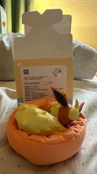 Figura pokemon Flareon durmiendo