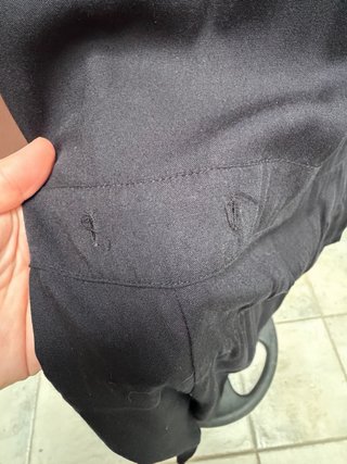 Mono negro con detalles dorados