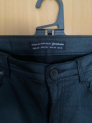Pantalón pitillo efecto cuero negro Stradivarius38
