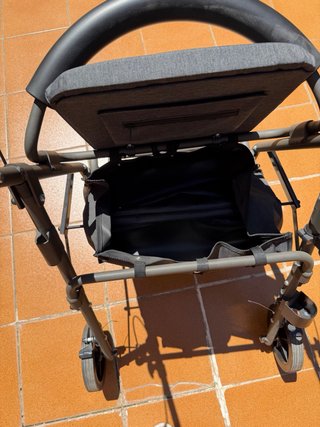 Andador con asiento y ruedas