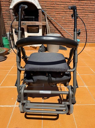 Andador con asiento y ruedas