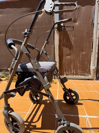 Andador con asiento y ruedas
