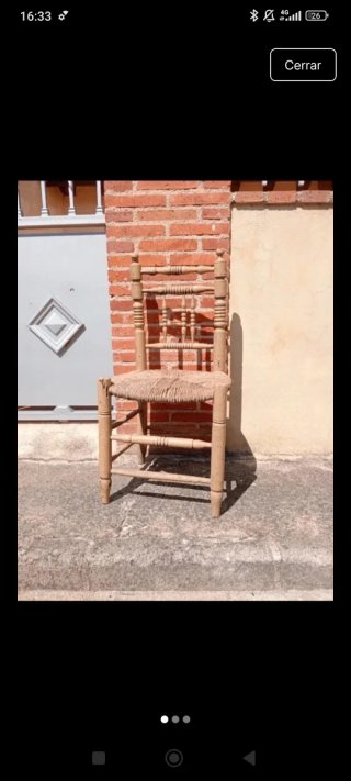 Silla de madera con asiento de tela